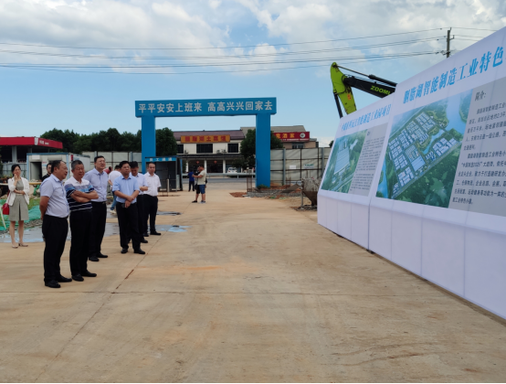 發展集團黨委書記、董事長譚建華帶隊 赴沅江洽談合作并出席簽約儀式