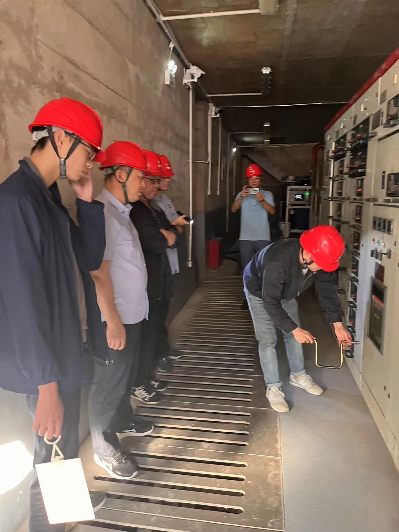 發電部人員正在進行“弧門配電室失壓啟動柴油發電機開啟弧門”實操演練.jpg 發電部人員正在進行“弧門配電室失壓啟動柴油發電機開啟弧門”實操演練.jpg